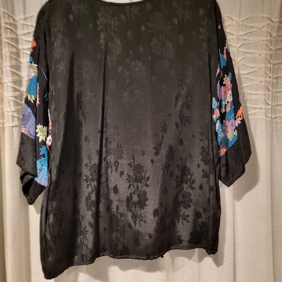 Champagne Collection by All That Glitters Kimono - Picture 3 of 10